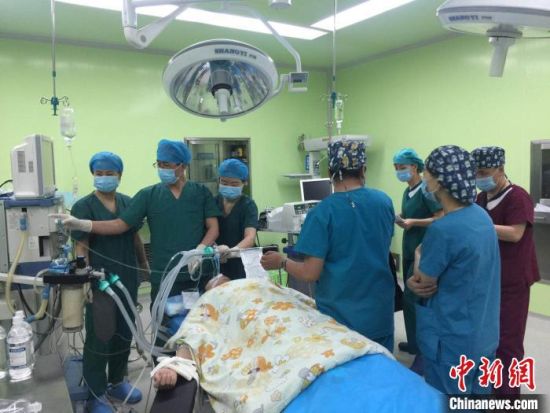 圖為馬少元(左二)為患者做手術。青海省第四人民醫(yī)院供圖