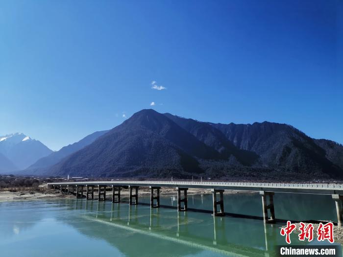 圖為現(xiàn)在已經(jīng)通車的魯霞大橋?！≮w延 攝