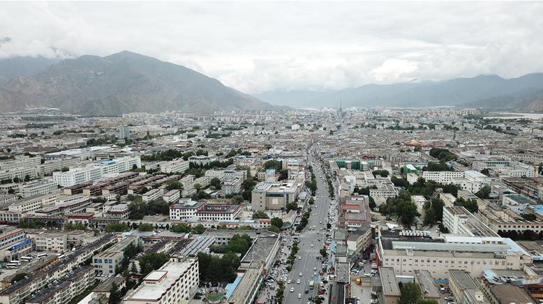 8月10日無人機(jī)拍攝的拉薩城市一景。新華社記者 王益亮 攝.jpg