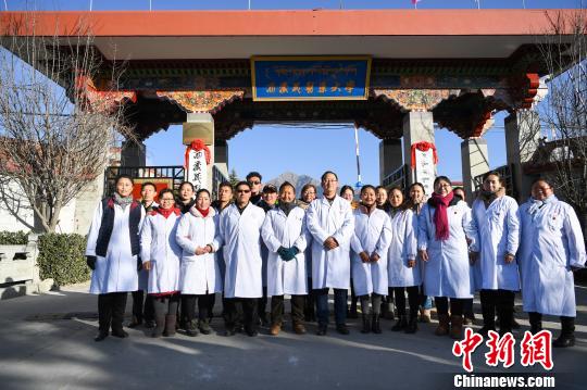 圖為該校師生在更名后的西藏藏醫(yī)藥大學(xué)校門前合影留念?！『闻罾?攝