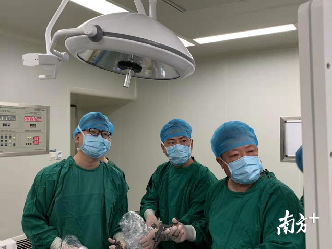 李英儒（左一）開展林芝地區(qū)首例腹腔鏡右半結(jié)腸癌根治術(shù)。