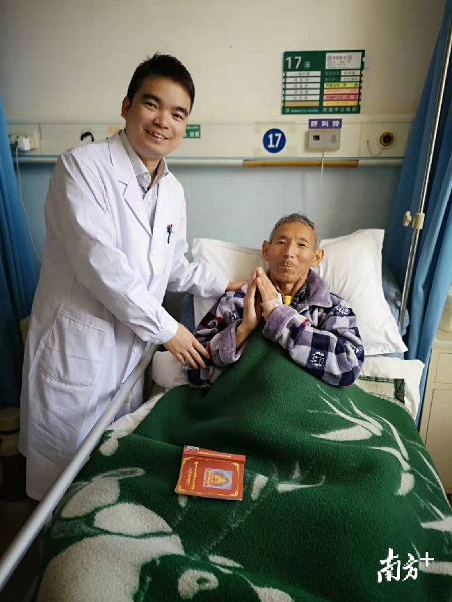 李英儒給阿伯實施了林芝地區(qū)首例腹腔鏡胃癌根治術(shù)，術(shù)后阿伯恢復(fù)良好。