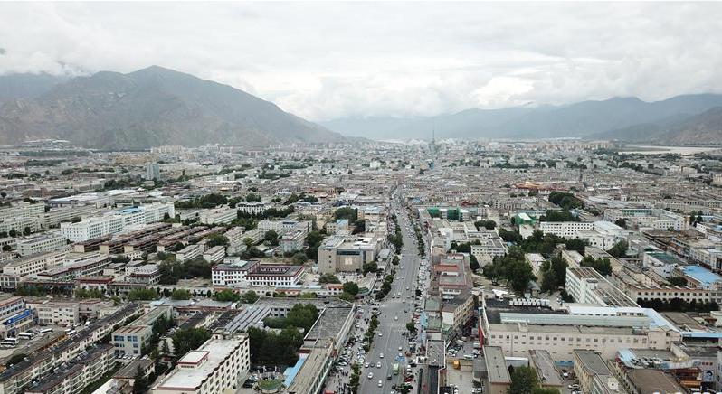 8月10日無人機(jī)拍攝的拉薩城市一景。新華社記者 王益亮 攝.jpg