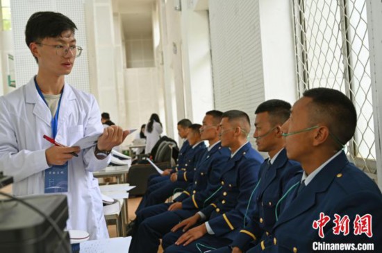 圖為研究團隊成員登記消防員信息。　趙朗 攝