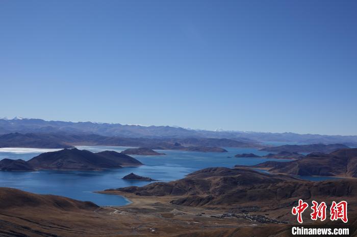 冬日羊卓雍措：湖水湛藍(lán)，如詩如畫
