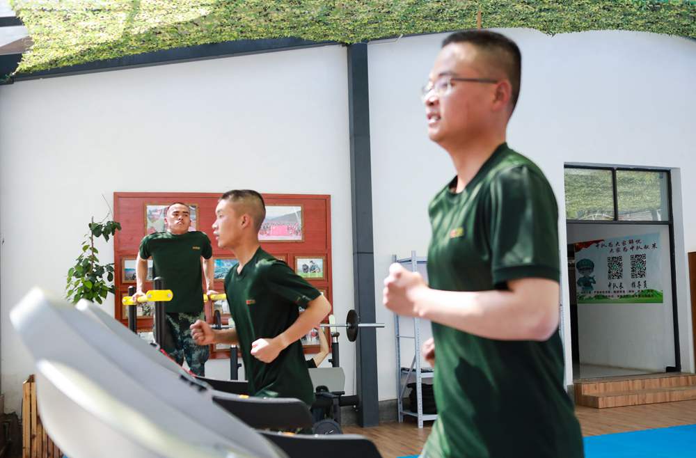官兵正在新配發(fā)的跑步機(jī)上運(yùn)動(dòng)。