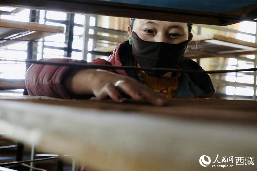 晾曬制作好的藏香。人民網(wǎng)記者 次仁羅布攝