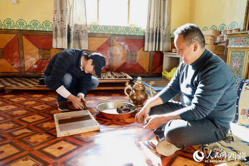 游客正在學(xué)習(xí)制作藏香。人民網(wǎng) 記者次仁羅布攝