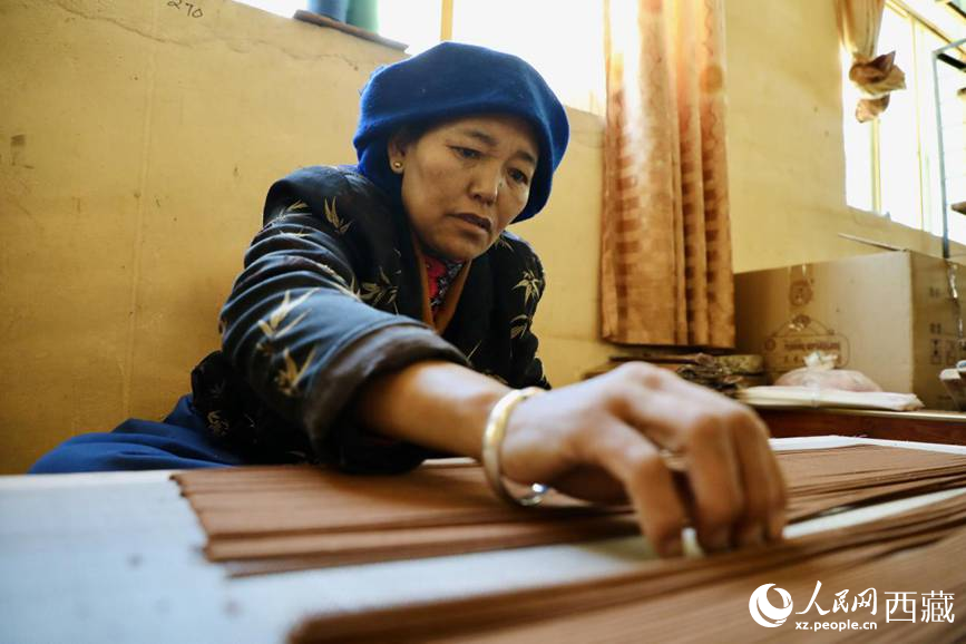 藏香廠的工人們堅(jiān)持手工制作藏香。人民網(wǎng)記者 次仁羅布攝