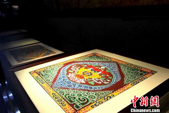 圖為藏式建筑傳統(tǒng)圖案?！?zhí)砀?攝