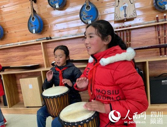 民族樂器興趣小組的學(xué)生們正在練習(xí)音樂。（高婉汀 攝）