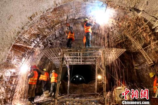 圖為施工人員正在進行隧道支護焊接作業(yè)?！￡悤?攝