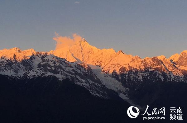 迪慶梅里雪山“日照金山”景觀。（供圖）