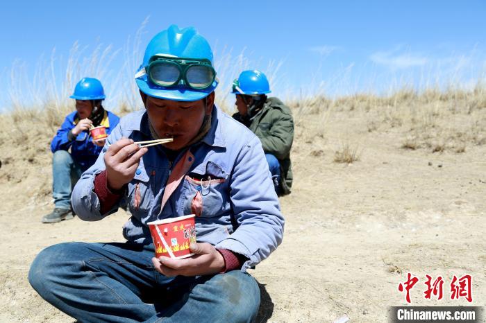 青海藏鄉(xiāng)脫貧致富見聞：“電通了，日子也富裕了”
