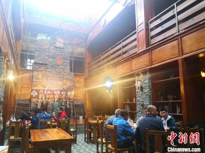 圖為扎尕那的藏式民宿酒店中，游客正在用餐?！∈缝o靜 攝
