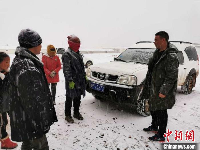圖為扎西鬧吾(右一)與當(dāng)?shù)啬翍艚徽?。郵儲(chǔ)銀行青海省分行供圖