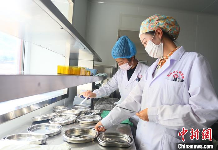7月下旬，夏河縣人民醫(yī)院醫(yī)生進(jìn)行手術(shù)用具的消毒清潔?！「哒?攝