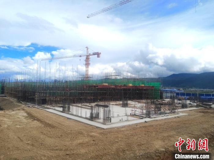 圖為香格里拉站實現(xiàn)封頂。中國鐵路昆明局集團供圖