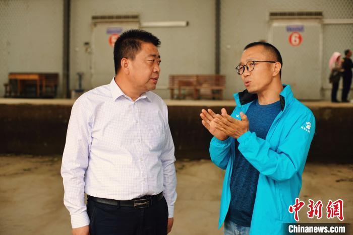 天祝縣委書記李鵬(左)接受自媒體“碼頭青年”主編林飛(右)采訪?！￡I道華 攝