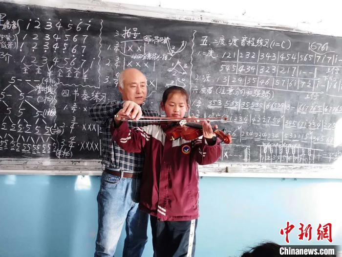 圖為趙興洲教學(xué)生拉小提琴。受訪者提供