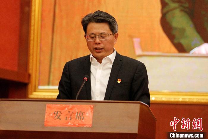 圖為果洛州委常委、副州長、上海市援青聯(lián)絡(luò)組組長馮志勇總結(jié)對口支援十年工作。　果洛州委宣傳部供圖 攝