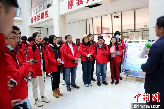 圖為中外媒體采訪三江源國(guó)家公園瀾滄江源園區(qū)生態(tài)保護(hù)成效?！?zhí)砀?攝