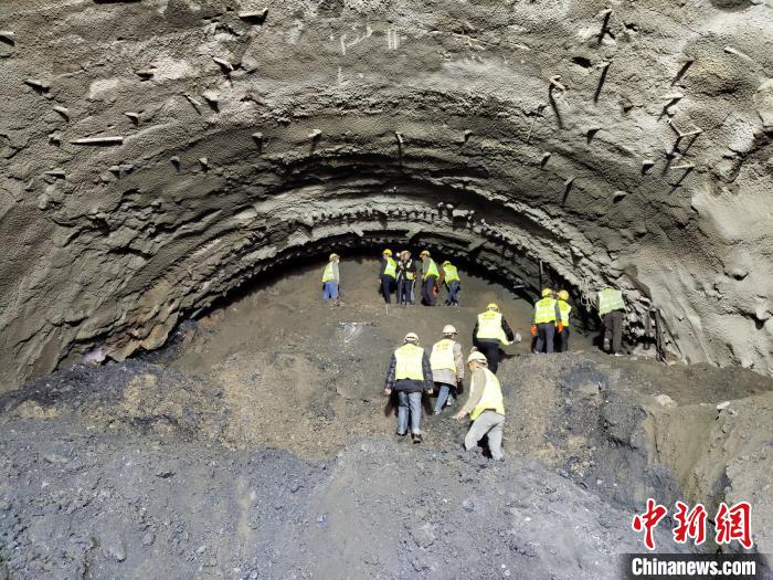 圖為久馬高速查針梁子隧道施工現(xiàn)場?！⊥貔i 攝