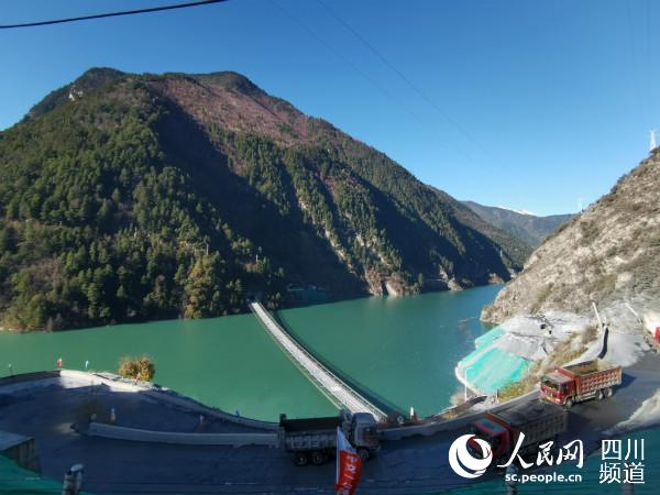 這條單跨353米索道橋，是全國最長的民用重載索道橋，技術(shù)要求高，施工難度極大。僅完成進(jìn)行便道、索道橋施工就用了一年時(shí)間。郭瑩 攝