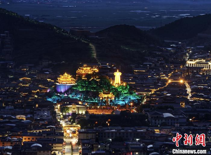 圖為滇藏茶馬古道重鎮(zhèn)獨(dú)克宗古城已成為知名旅游景點(diǎn)?！『蜁匝?攝