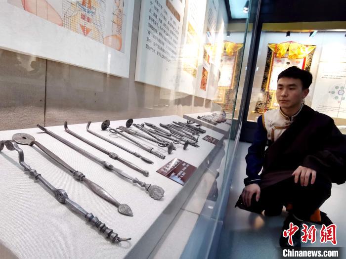 圖為陳展的藏醫(yī)手術(shù)器械。　張?zhí)砀?攝
