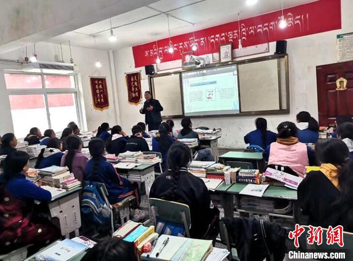 學(xué)生在免費輔導(dǎo)班上課?！∧岈敵?攝