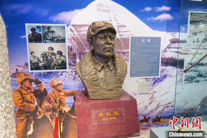 圖為南疆軍區(qū)某合成團(tuán)1連榮譽(yù)室，雕像是進(jìn)藏先遣英雄連總指揮李狄三?！畛坛?攝