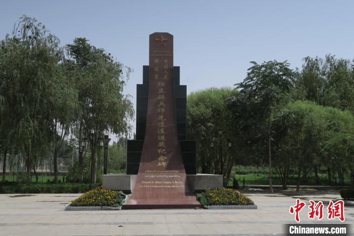 圖為位于于田縣中心的中國人民解放軍獨(dú)立騎兵師先遣連進(jìn)藏紀(jì)念碑?！畛坛?攝