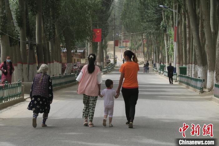 圖為進(jìn)藏先遣英雄連誓師地原址所在的新疆維吾爾自治區(qū)和田地區(qū)于田縣普魯村現(xiàn)貌?！畛坛?攝