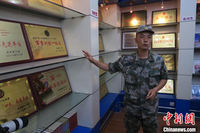圖為南疆軍區(qū)某合成團(tuán)1連連長齊楠?！畛坛?攝