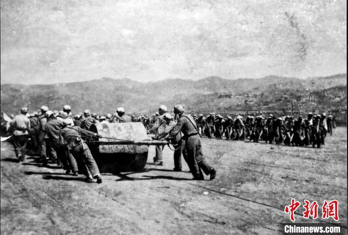 十八軍戰(zhàn)士修建機場跑道。(歷史圖片由十八軍后代張小康提供，劉炳科翻拍)