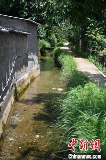 圖為至今仍在流淌的楚援溝?！⑷疥?yáng) 攝
