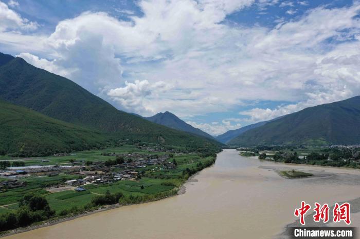 圖為航拍金江鎮(zhèn)，農(nóng)田里綠意盎然?！⑷疥?yáng) 攝
