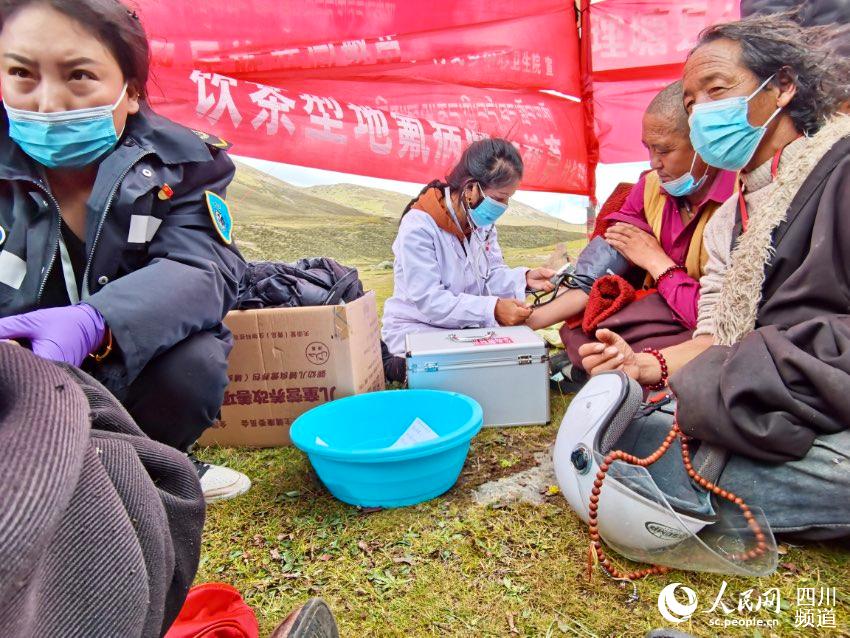 給牧民檢查身體。巴登攝