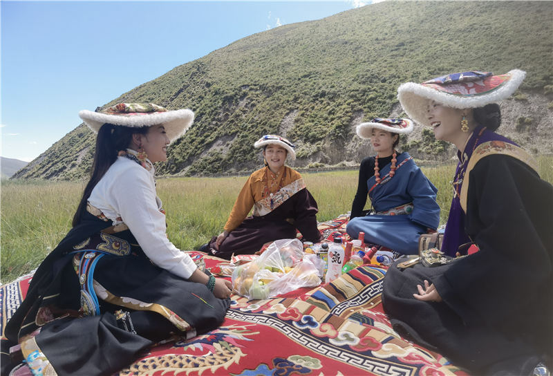 拉姆和她的朋友們在砂場修復(fù)點(diǎn)耍壩子。甘孜州石渠生態(tài)環(huán)境局供圖