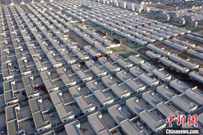 圖為蘭州新區(qū)移民安置區(qū)?！《P 攝