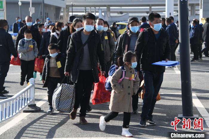圖為搬遷民眾剛出火車站?！《P 攝