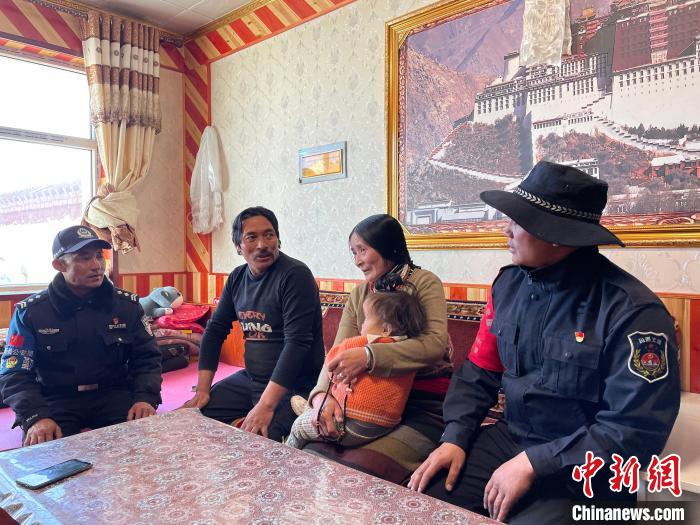 圖為派出所民警和義警入戶了解情況。　祁繡娟 攝