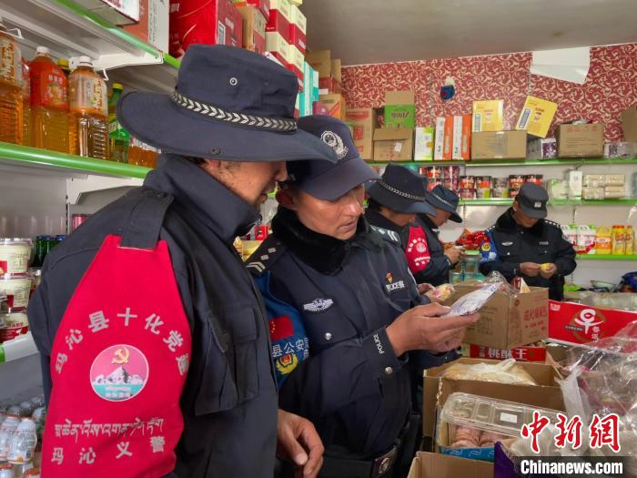 圖為派出所民警和義警對沿街店鋪檢查?！∑罾C娟 攝