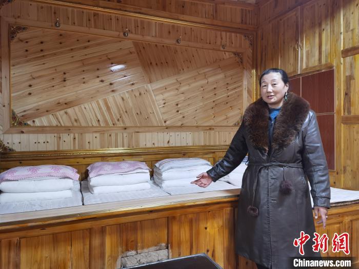 圖為德吉村村民鬧尖措介紹自家農(nóng)家樂(lè)?！∑钤鲚?攝