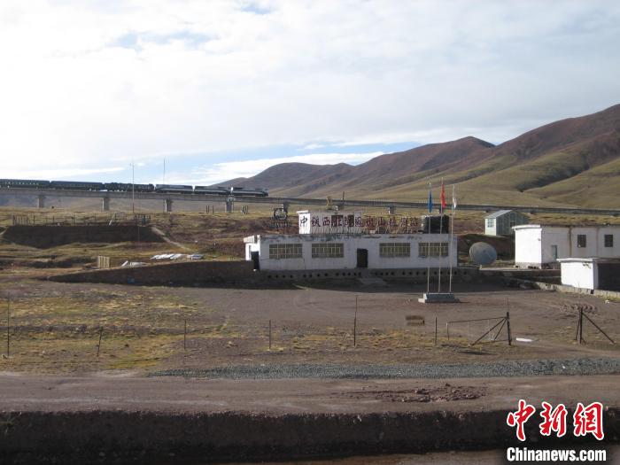 圖為青藏鐵路通車(chē)后列車(chē)經(jīng)過(guò)中鐵西北院風(fēng)火山觀測(cè)站。(資料圖) 中鐵西北科學(xué)研究院供圖