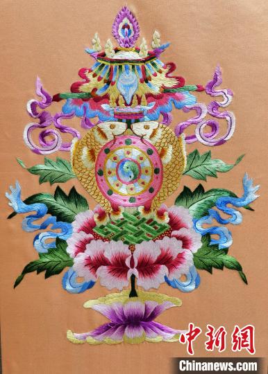 圖為藏繡作品?！∑钤鲚?攝