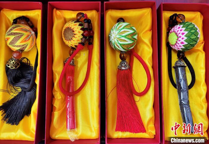 圖為藏繡手工藝品?！∑钤鲚?攝