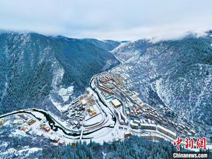 壤塘的雪后美景?！∪捞量h融媒體中心供圖