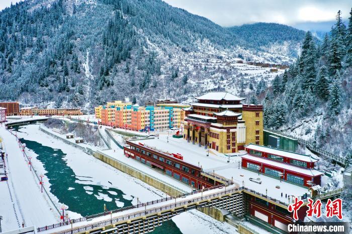 壤塘的雪后美景?！∪捞量h融媒體中心供圖